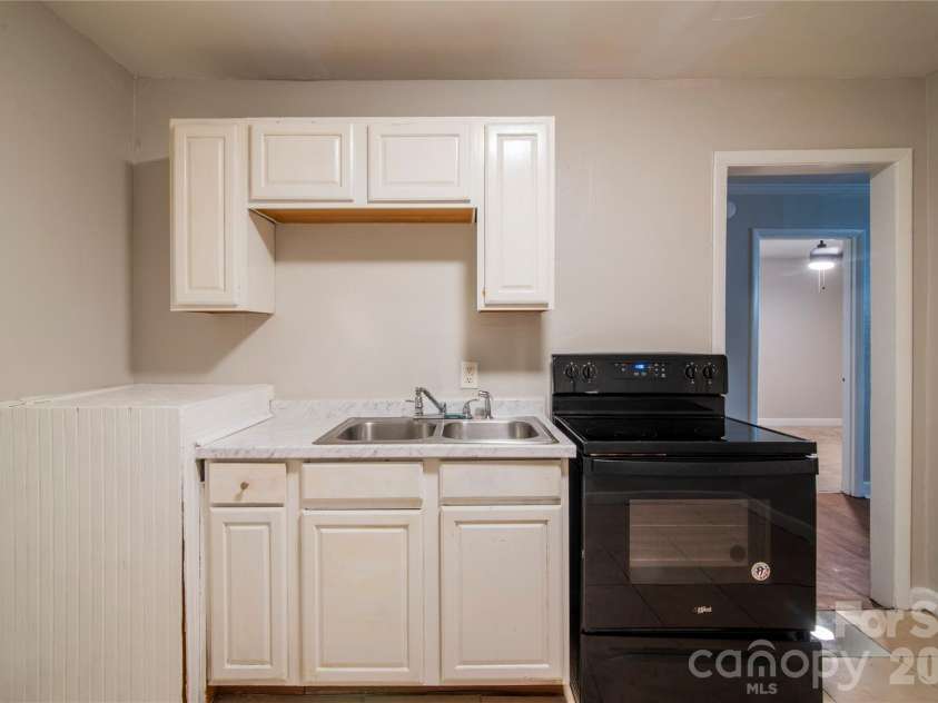 1812 Catherine Simmons Avenue, Charlotte, NC 28216.  MLS# CAR4420162, YatesRealty ID 48529. 