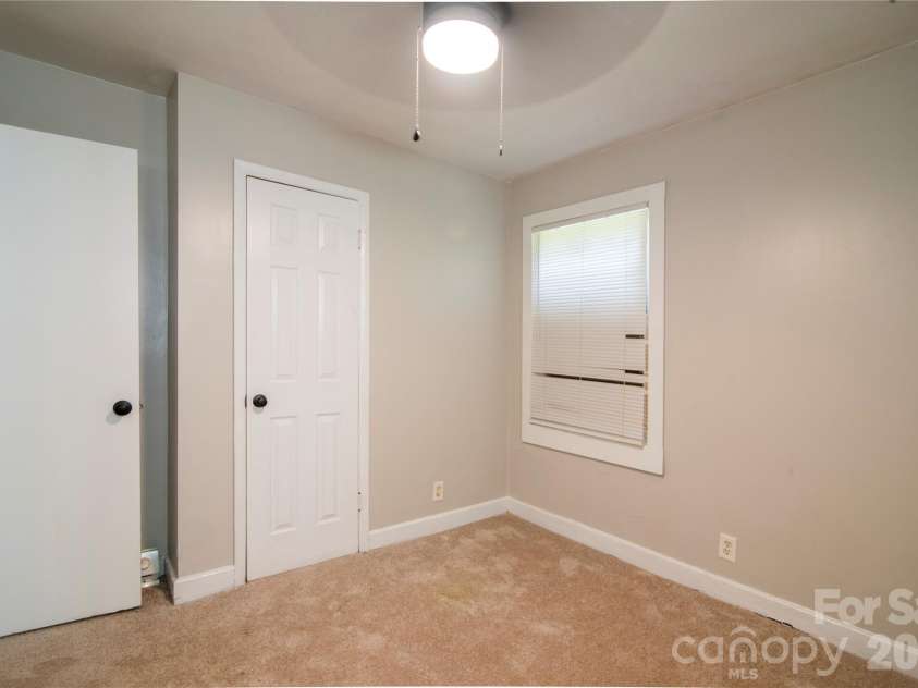 1812 Catherine Simmons Avenue, Charlotte, NC 28216.  MLS# CAR4420162, YatesRealty ID 48529. 