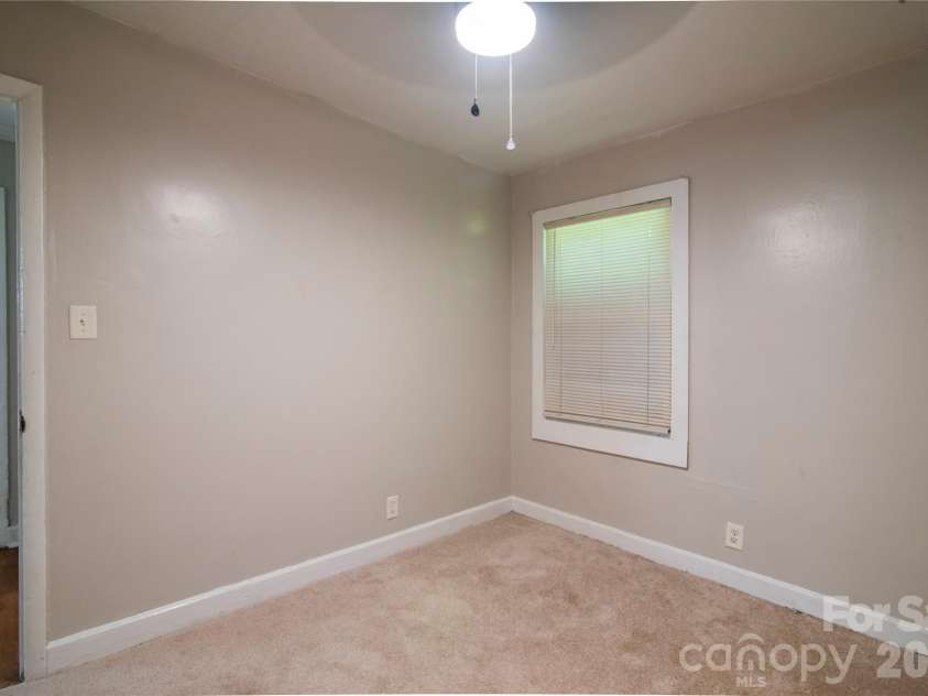 1812 Catherine Simmons Avenue, Charlotte, NC 28216.  MLS# CAR4420162, YatesRealty ID 48529. 