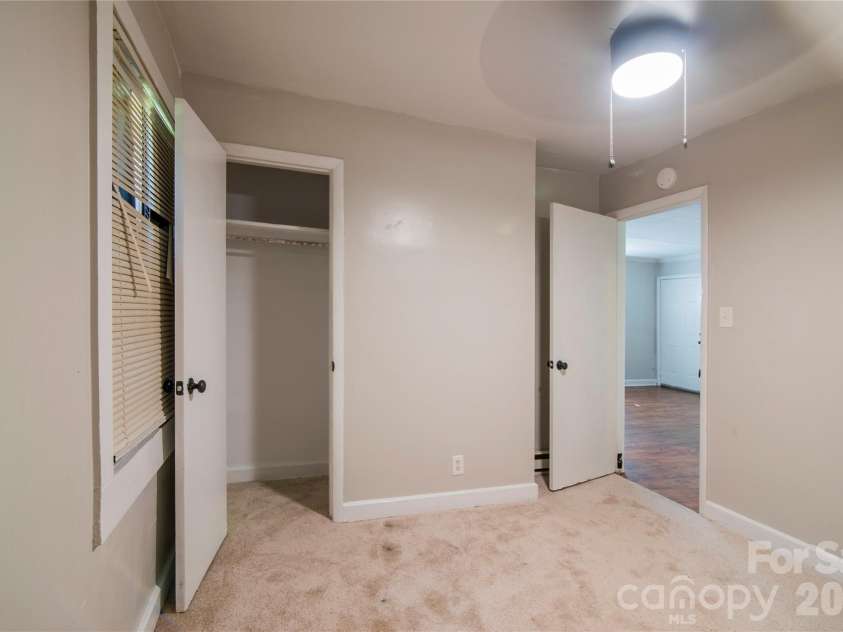 1812 Catherine Simmons Avenue, Charlotte, NC 28216.  MLS# CAR4420162, YatesRealty ID 48529. 