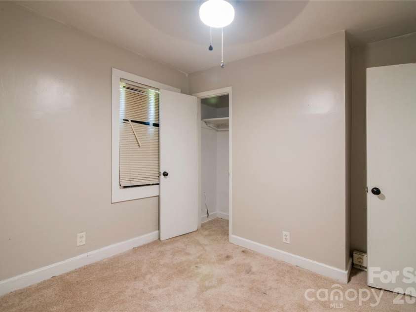 1812 Catherine Simmons Avenue, Charlotte, NC 28216.  MLS# CAR4420162, YatesRealty ID 48529. 