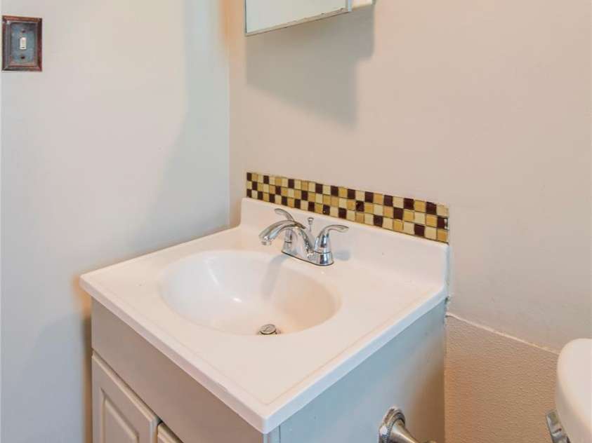 1812 Catherine Simmons Avenue, Charlotte, NC 28216.  MLS# CAR4420162, YatesRealty ID 48529. 