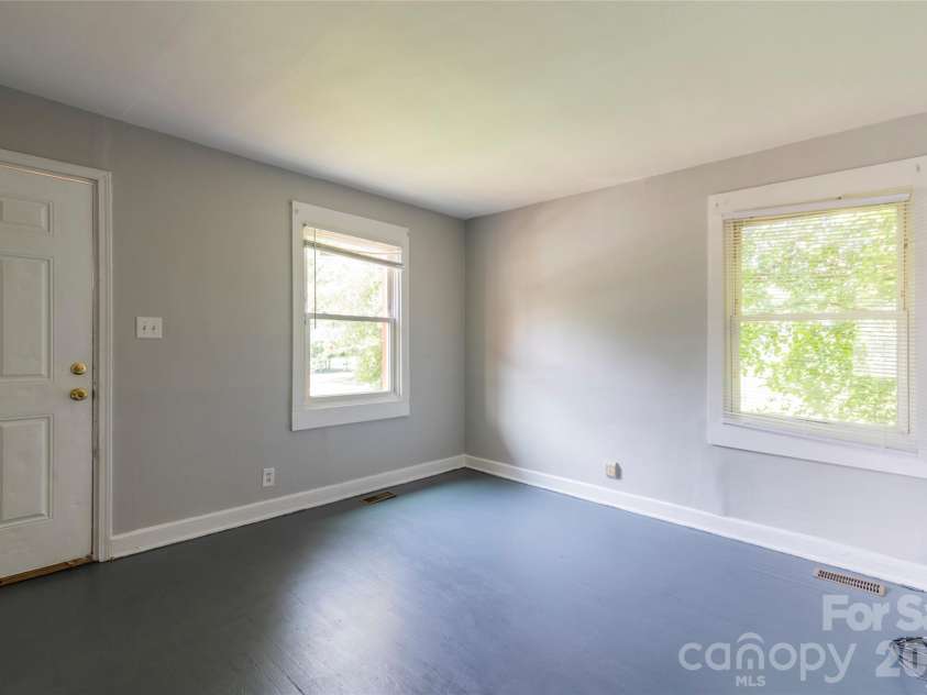 1812 Catherine Simmons Avenue, Charlotte, NC 28216.  MLS# CAR4420162, YatesRealty ID 48529. Front Unit