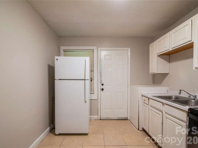 1812 Catherine Simmons Avenue, Charlotte, NC 28216.  MLS# CAR4420162, YatesRealty ID 48529. Rear unit Kitchen