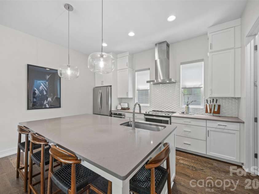 4017 Plaza Row Court, Charlotte, NC 28205.  MLS# CAR4420439, YatesRealty ID 48535. Chef's kitchen