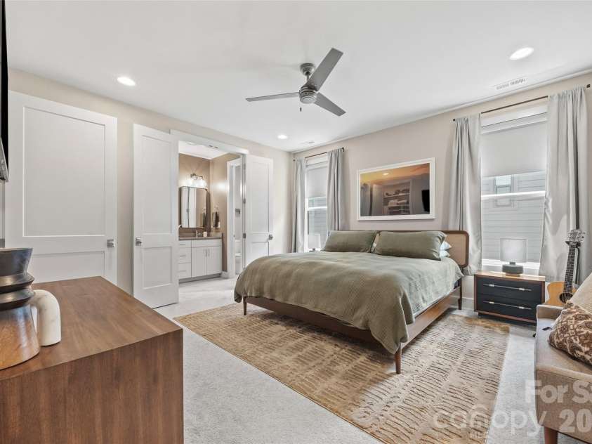4017 Plaza Row Court, Charlotte, NC 28205.  MLS# CAR4420439, YatesRealty ID 48535. Spacious primary suite
