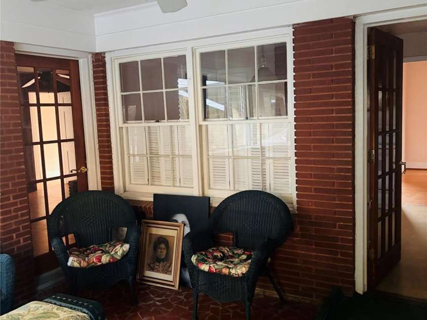 332 Fannie Circle, Charlotte, NC 28205.  MLS# CAR4420419, YatesRealty ID 48543. Sunroom