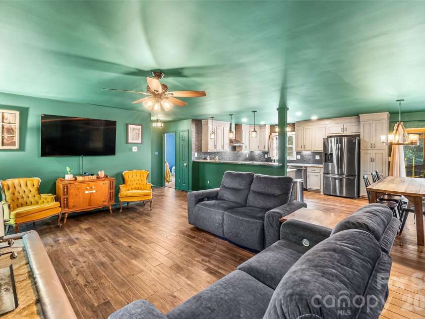 5468 Valley Run Street, Hickory, NC 28601.  MLS# CAR4420015, YatesRealty ID 48549. 