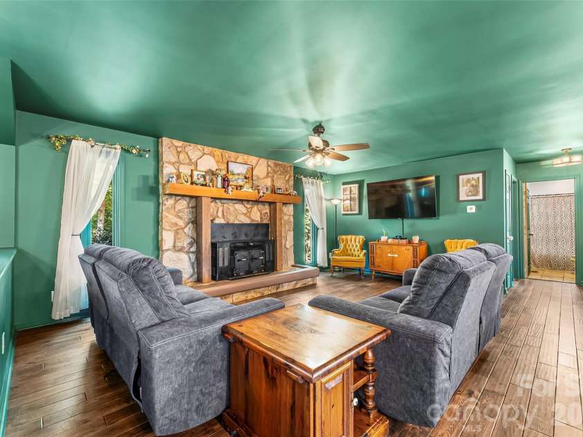 5468 Valley Run Street, Hickory, NC 28601.  MLS# CAR4420015, YatesRealty ID 48549. 