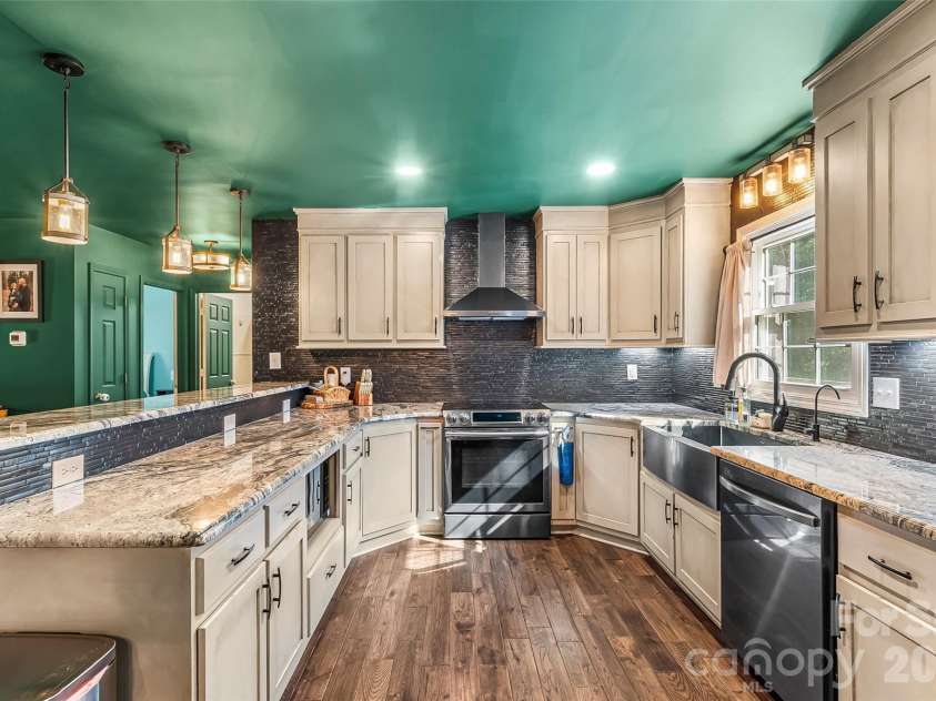 5468 Valley Run Street, Hickory, NC 28601.  MLS# CAR4420015, YatesRealty ID 48549. 