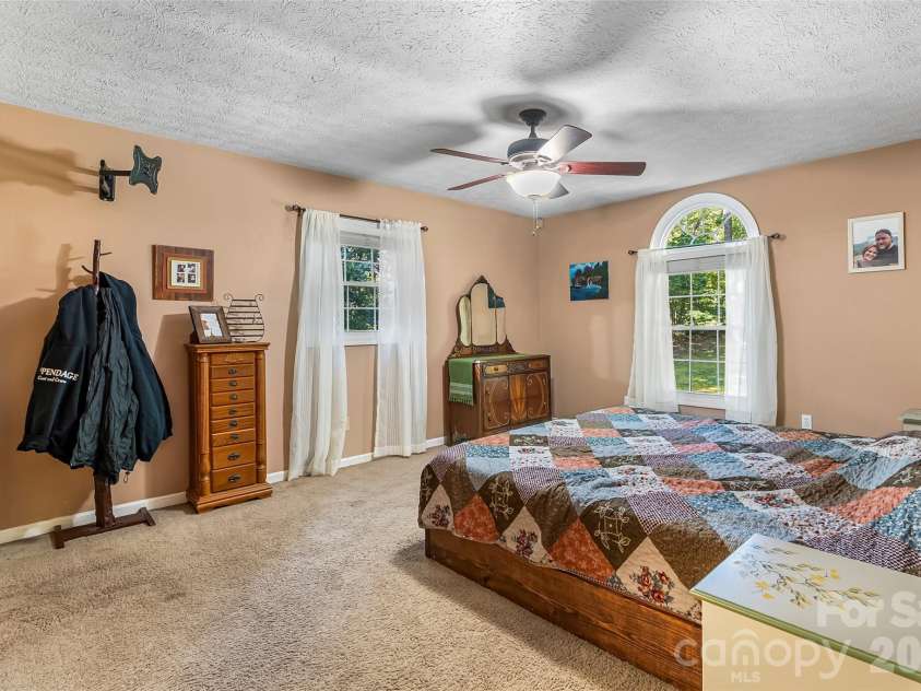 5468 Valley Run Street, Hickory, NC 28601.  MLS# CAR4420015, YatesRealty ID 48549. 