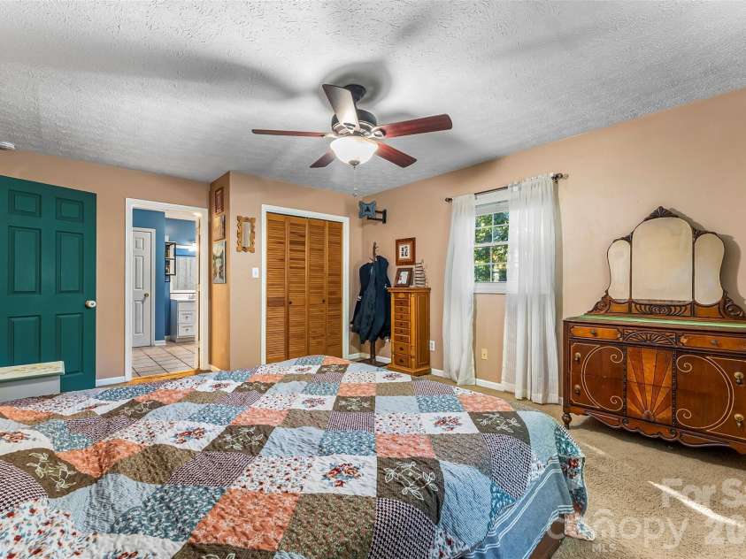 5468 Valley Run Street, Hickory, NC 28601.  MLS# CAR4420015, YatesRealty ID 48549. 