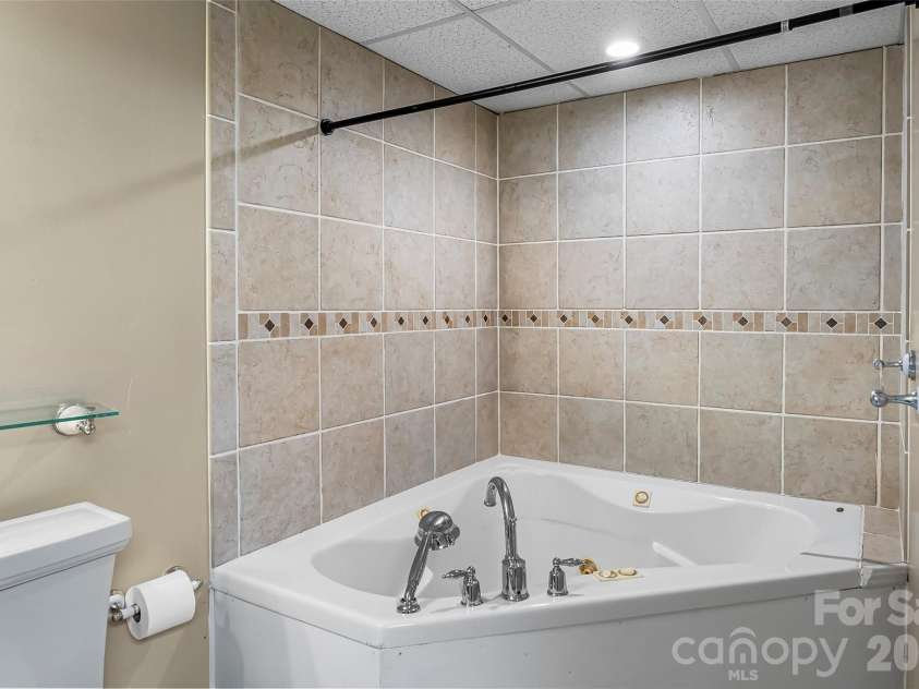 5468 Valley Run Street, Hickory, NC 28601.  MLS# CAR4420015, YatesRealty ID 48549. 