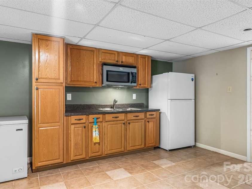 5468 Valley Run Street, Hickory, NC 28601.  MLS# CAR4420015, YatesRealty ID 48549. 