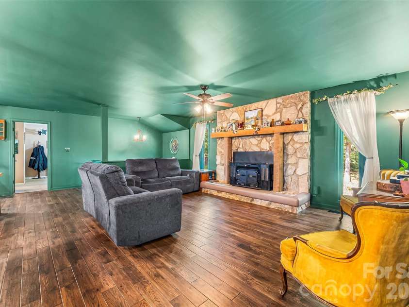 5468 Valley Run Street, Hickory, NC 28601.  MLS# CAR4420015, YatesRealty ID 48549. 