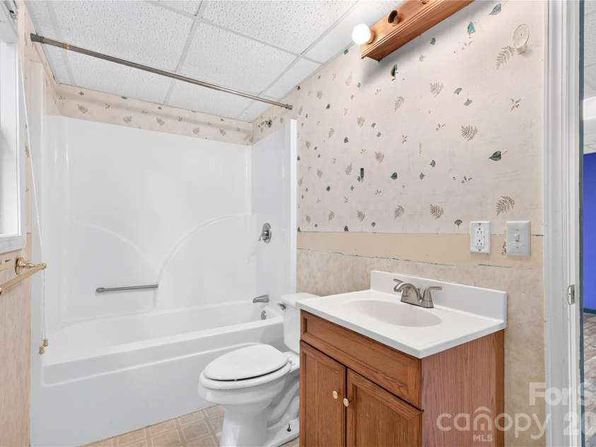 791 Mckinney Road, Burnsville, NC 28714.  MLS# CAR4418571, YatesRealty ID 48556. Lower level full bath