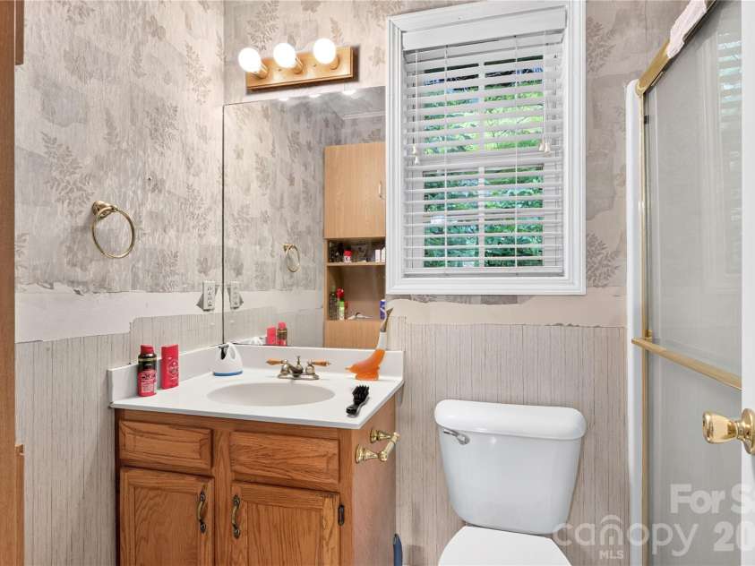 791 Mckinney Road, Burnsville, NC 28714.  MLS# CAR4418571, YatesRealty ID 48556. Primary Bath