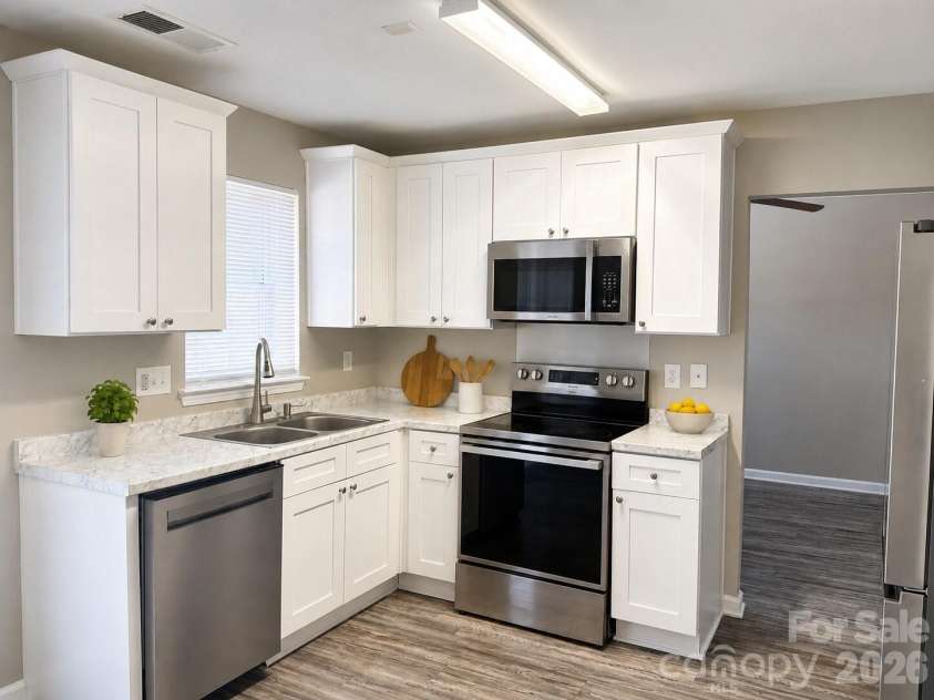 124 Winding Canyon Drive, Charlotte, NC 28214.  MLS# CAR4412852, YatesRealty ID 48558. 