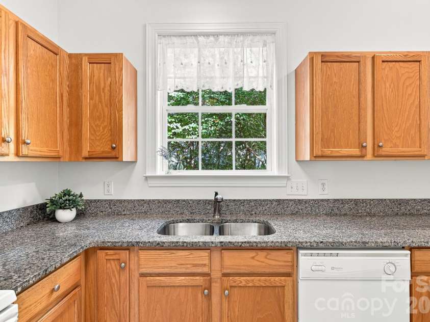 19832 Feriba Place, Cornelius, NC 28031.  MLS# CAR4412885, YatesRealty ID 48559. Bright Kitchen!