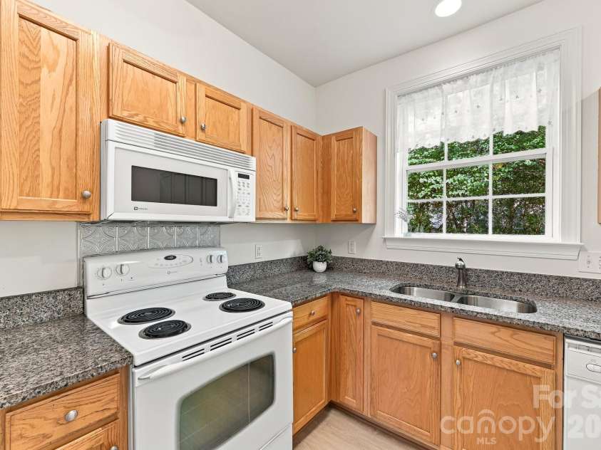 19832 Feriba Place, Cornelius, NC 28031.  MLS# CAR4412885, YatesRealty ID 48559. Kitchen