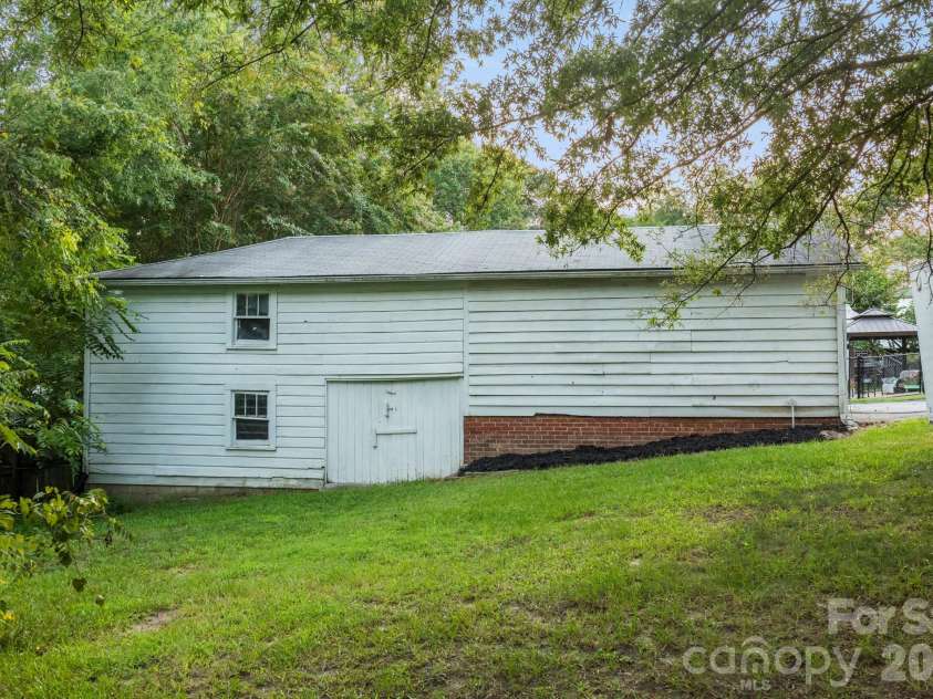 1810 Central Drive, Kannapolis, NC 28083.  MLS# CAR4421078, YatesRealty ID 48561. 
