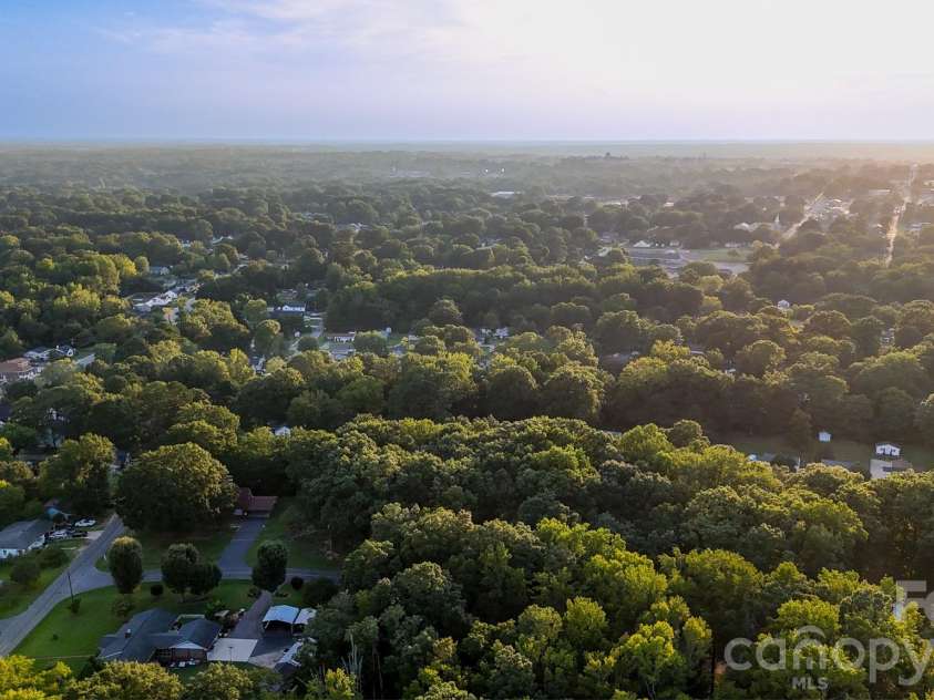 1810 Central Drive, Kannapolis, NC 28083.  MLS# CAR4421078, YatesRealty ID 48561. 