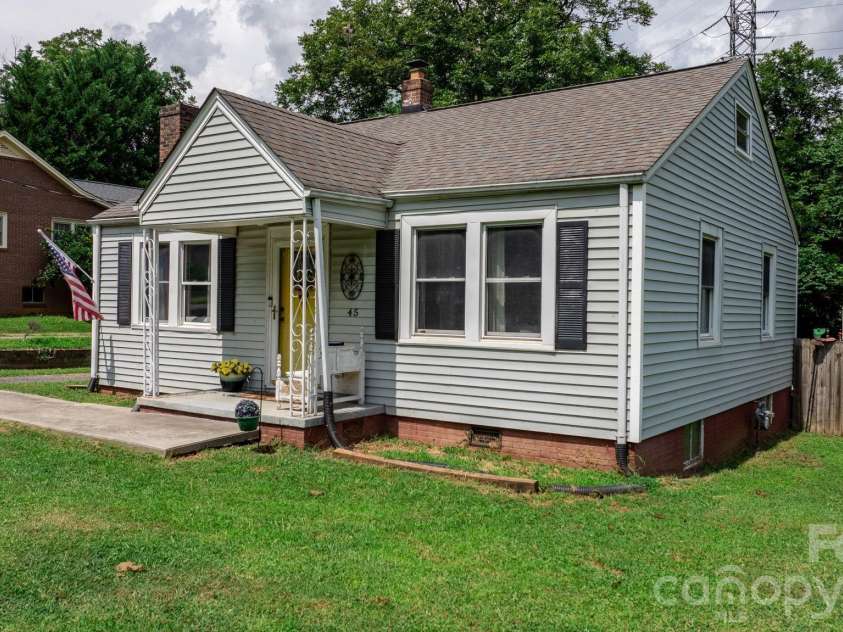 45 26th Avenue, Hickory, NC 28601.  MLS# CAR4419021, YatesRealty ID 48570. 