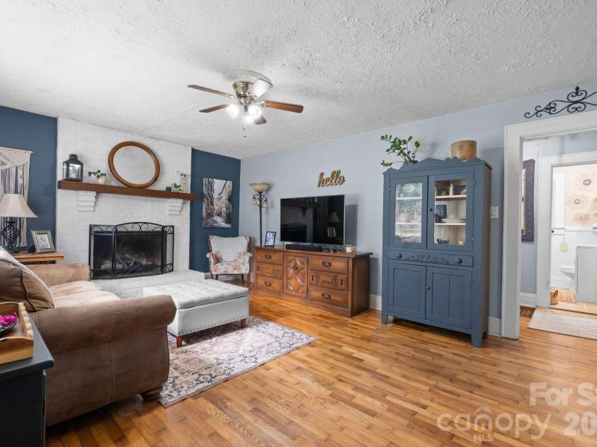 45 26th Avenue, Hickory, NC 28601.  MLS# CAR4419021, YatesRealty ID 48570. 