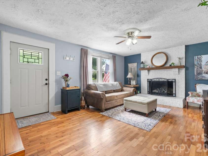 45 26th Avenue, Hickory, NC 28601.  MLS# CAR4419021, YatesRealty ID 48570. 