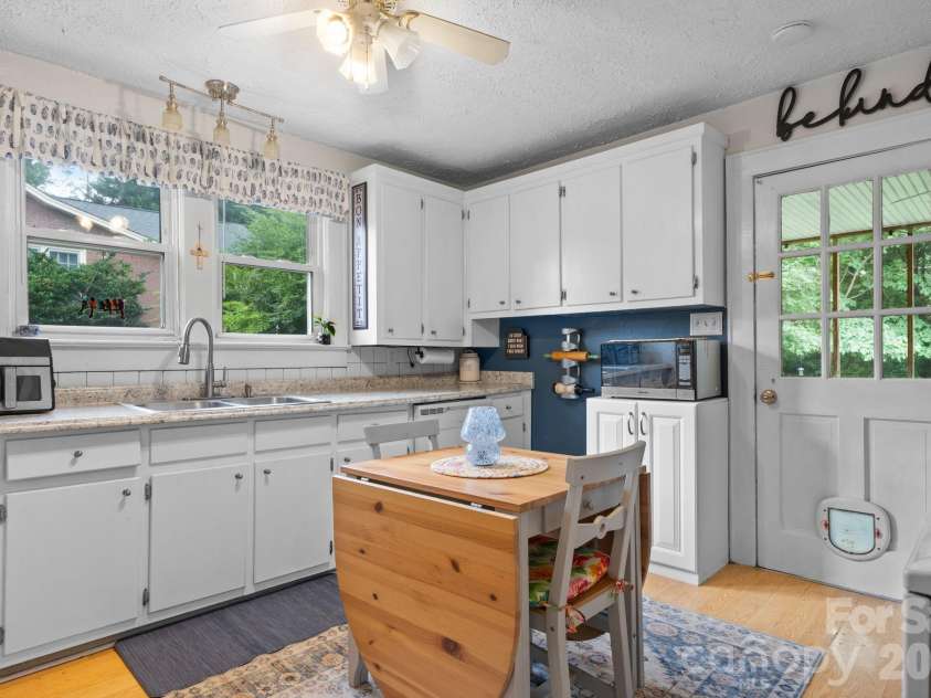 45 26th Avenue, Hickory, NC 28601.  MLS# CAR4419021, YatesRealty ID 48570. 