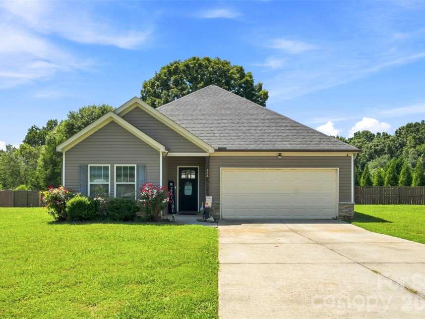 142 Donsdale Drive, Statesville, NC 28625.  MLS# CAR4420200, YatesRealty ID 48573. 