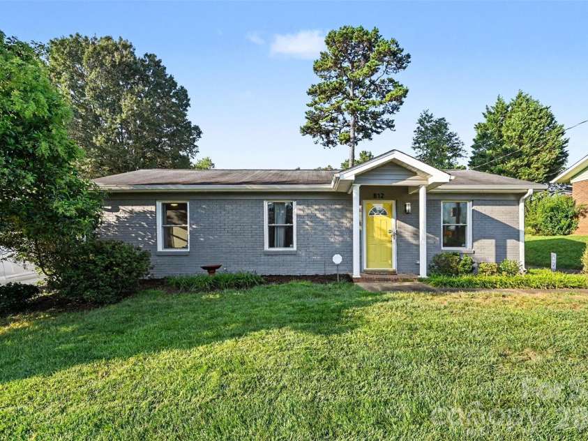 812 Capps Hill Mine Road, Charlotte, NC 28216.  MLS# CAR4420092, YatesRealty ID 48575. 
