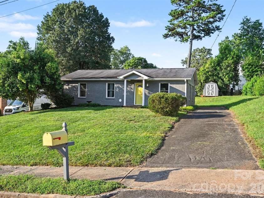 812 Capps Hill Mine Road, Charlotte, NC 28216.  MLS# CAR4420092, YatesRealty ID 48575. 