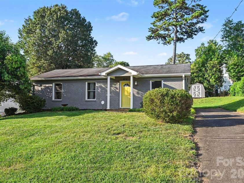 812 Capps Hill Mine Road, Charlotte, NC 28216.  MLS# CAR4420092, YatesRealty ID 48575. 