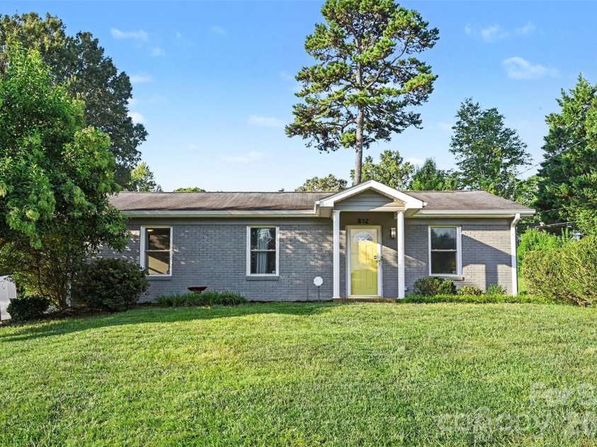 812 Capps Hill Mine Road, Charlotte, NC 28216.  MLS# CAR4420092, YatesRealty ID 48575. 