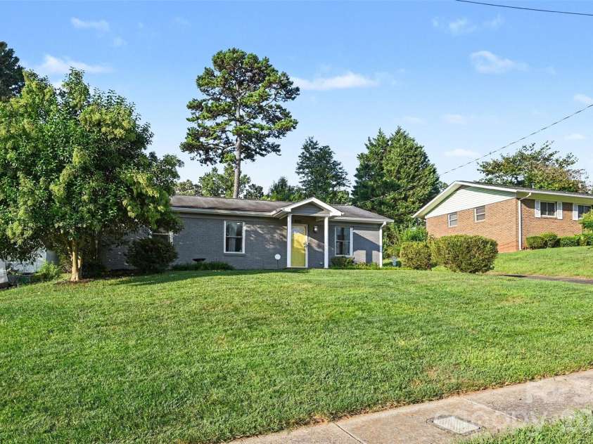 812 Capps Hill Mine Road, Charlotte, NC 28216.  MLS# CAR4420092, YatesRealty ID 48575. 