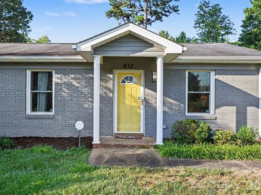 812 Capps Hill Mine Road, Charlotte, NC 28216.  MLS# CAR4420092, YatesRealty ID 48575. 