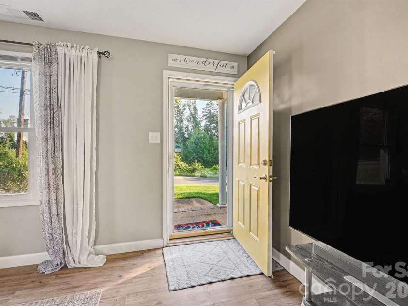 812 Capps Hill Mine Road, Charlotte, NC 28216.  MLS# CAR4420092, YatesRealty ID 48575. 