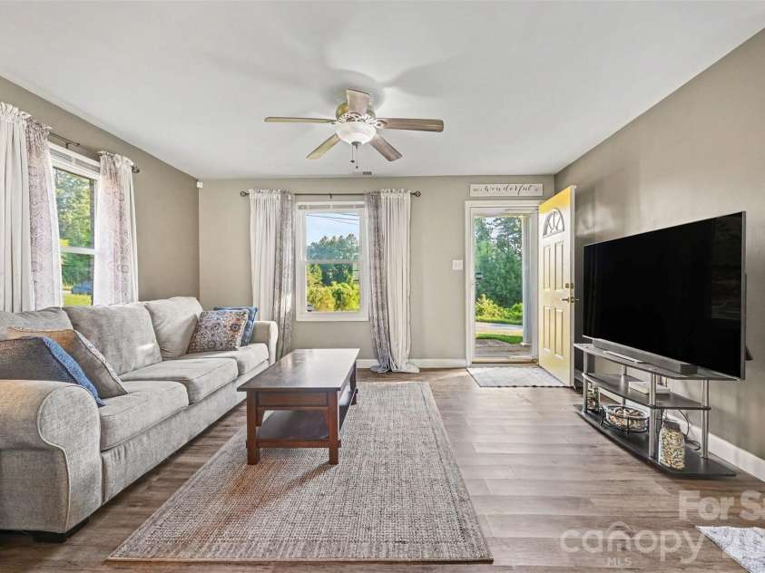 812 Capps Hill Mine Road, Charlotte, NC 28216.  MLS# CAR4420092, YatesRealty ID 48575. 
