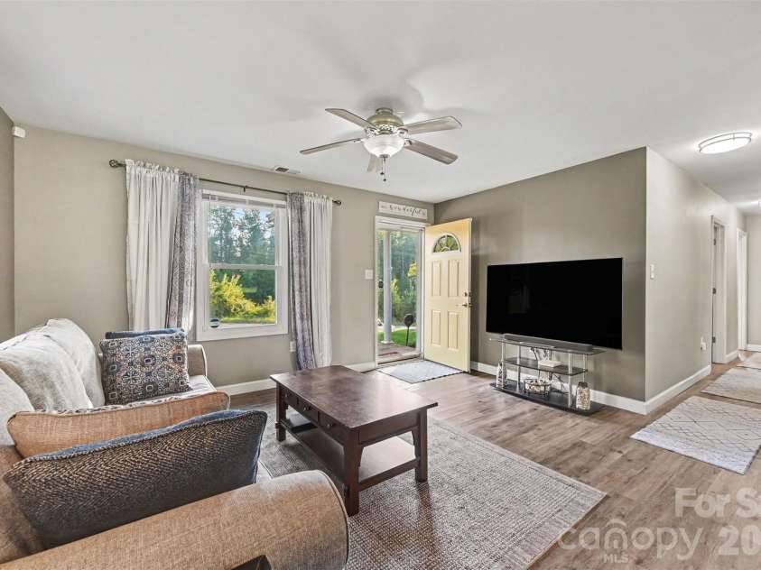 812 Capps Hill Mine Road, Charlotte, NC 28216.  MLS# CAR4420092, YatesRealty ID 48575. 
