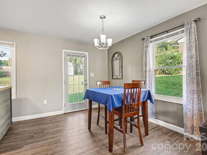 812 Capps Hill Mine Road, Charlotte, NC 28216.  MLS# CAR4420092, YatesRealty ID 48575. 