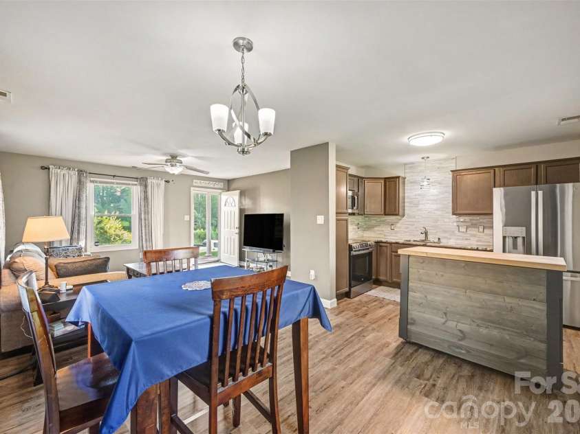 812 Capps Hill Mine Road, Charlotte, NC 28216.  MLS# CAR4420092, YatesRealty ID 48575. 