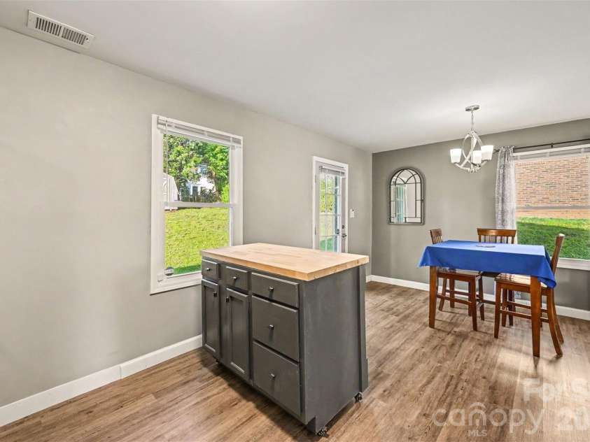 812 Capps Hill Mine Road, Charlotte, NC 28216.  MLS# CAR4420092, YatesRealty ID 48575. 