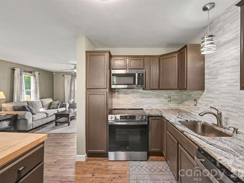 812 Capps Hill Mine Road, Charlotte, NC 28216.  MLS# CAR4420092, YatesRealty ID 48575. 