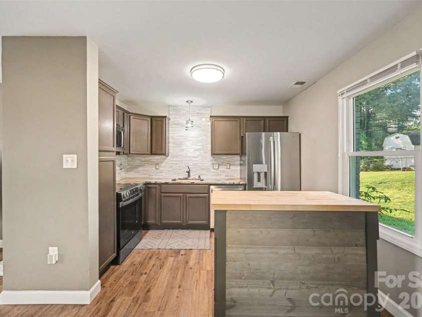 812 Capps Hill Mine Road, Charlotte, NC 28216.  MLS# CAR4420092, YatesRealty ID 48575. 