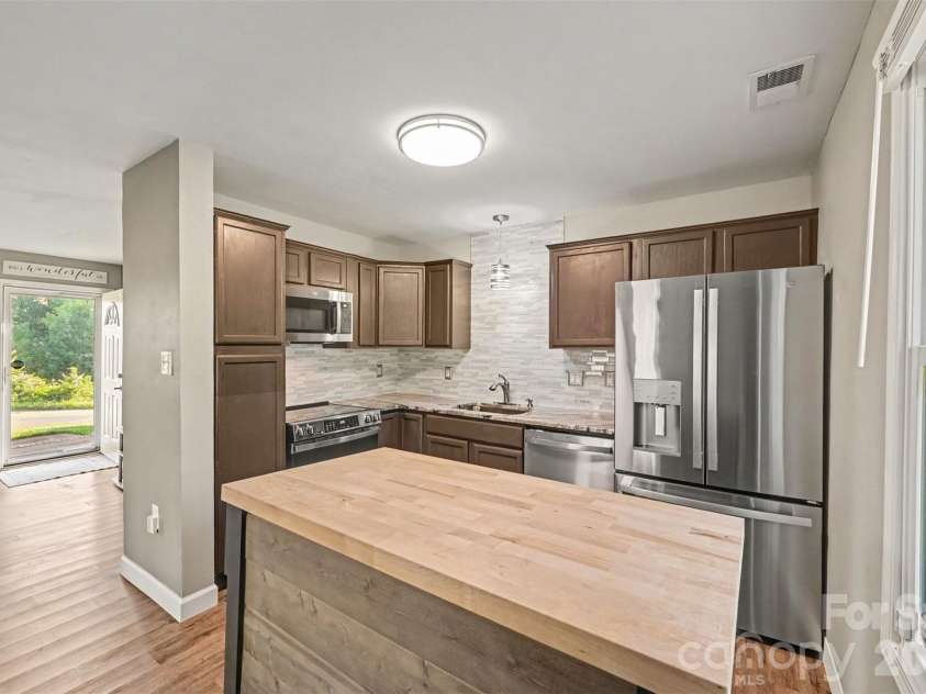 812 Capps Hill Mine Road, Charlotte, NC 28216.  MLS# CAR4420092, YatesRealty ID 48575. 