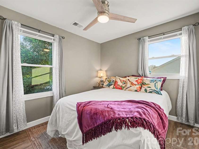 812 Capps Hill Mine Road, Charlotte, NC 28216.  MLS# CAR4420092, YatesRealty ID 48575. 