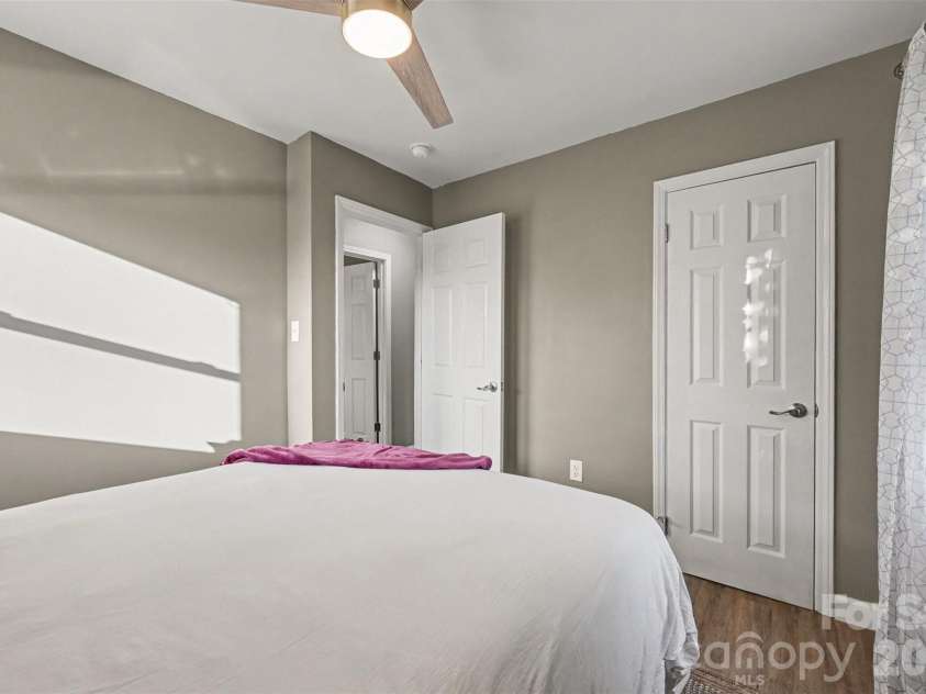 812 Capps Hill Mine Road, Charlotte, NC 28216.  MLS# CAR4420092, YatesRealty ID 48575. 