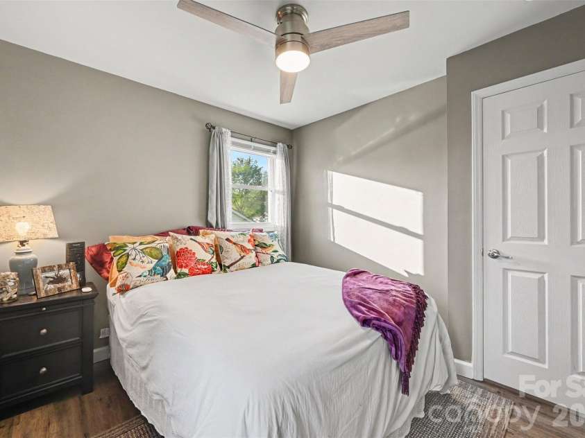 812 Capps Hill Mine Road, Charlotte, NC 28216.  MLS# CAR4420092, YatesRealty ID 48575. 