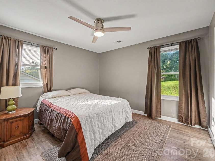 812 Capps Hill Mine Road, Charlotte, NC 28216.  MLS# CAR4420092, YatesRealty ID 48575. 